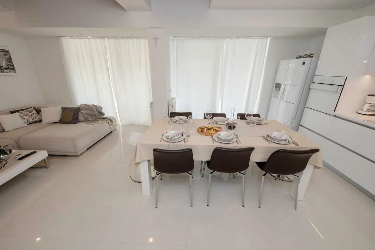 Villa Bella Banjol 0*,  Croatia